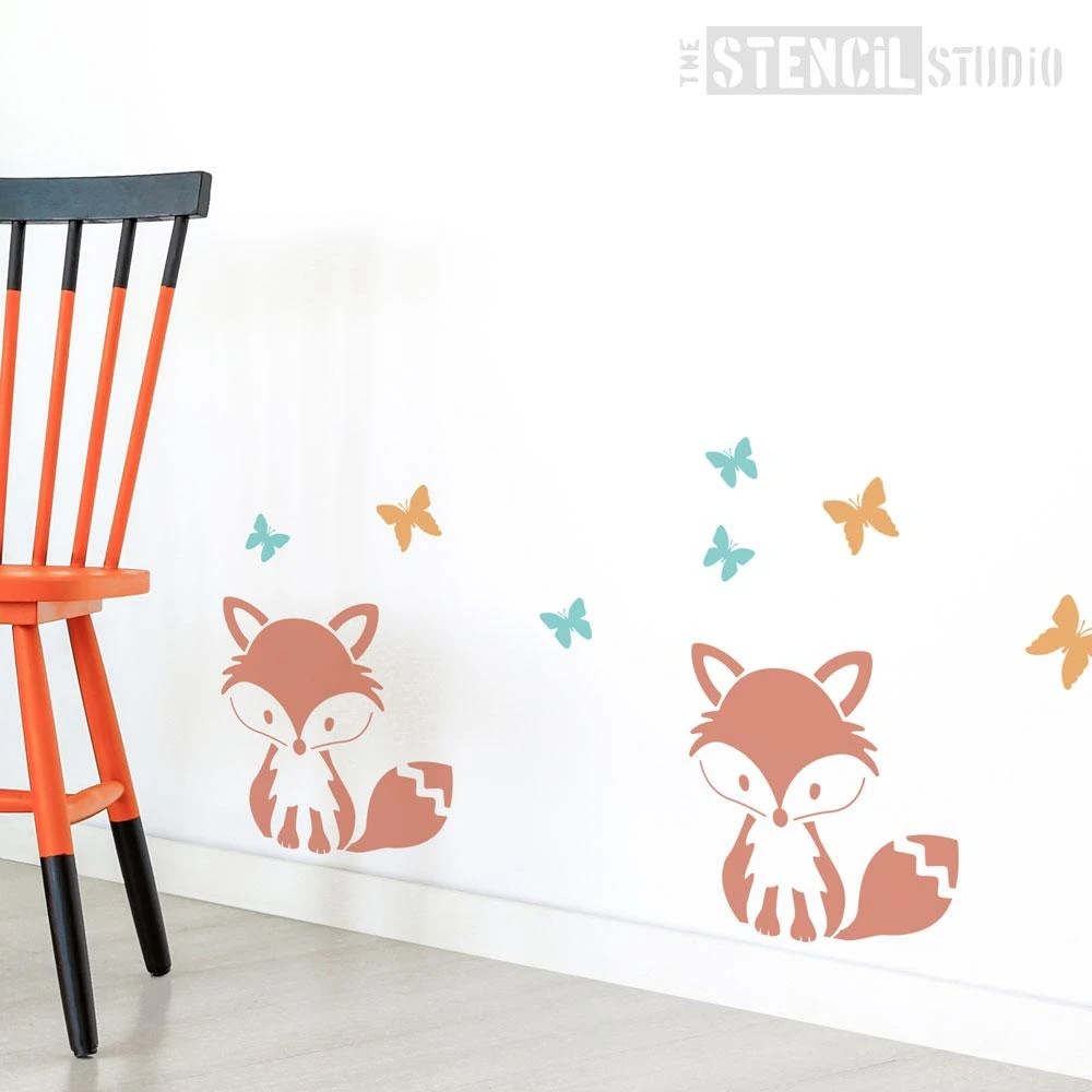 Fuchs sitzend & Schmetterling