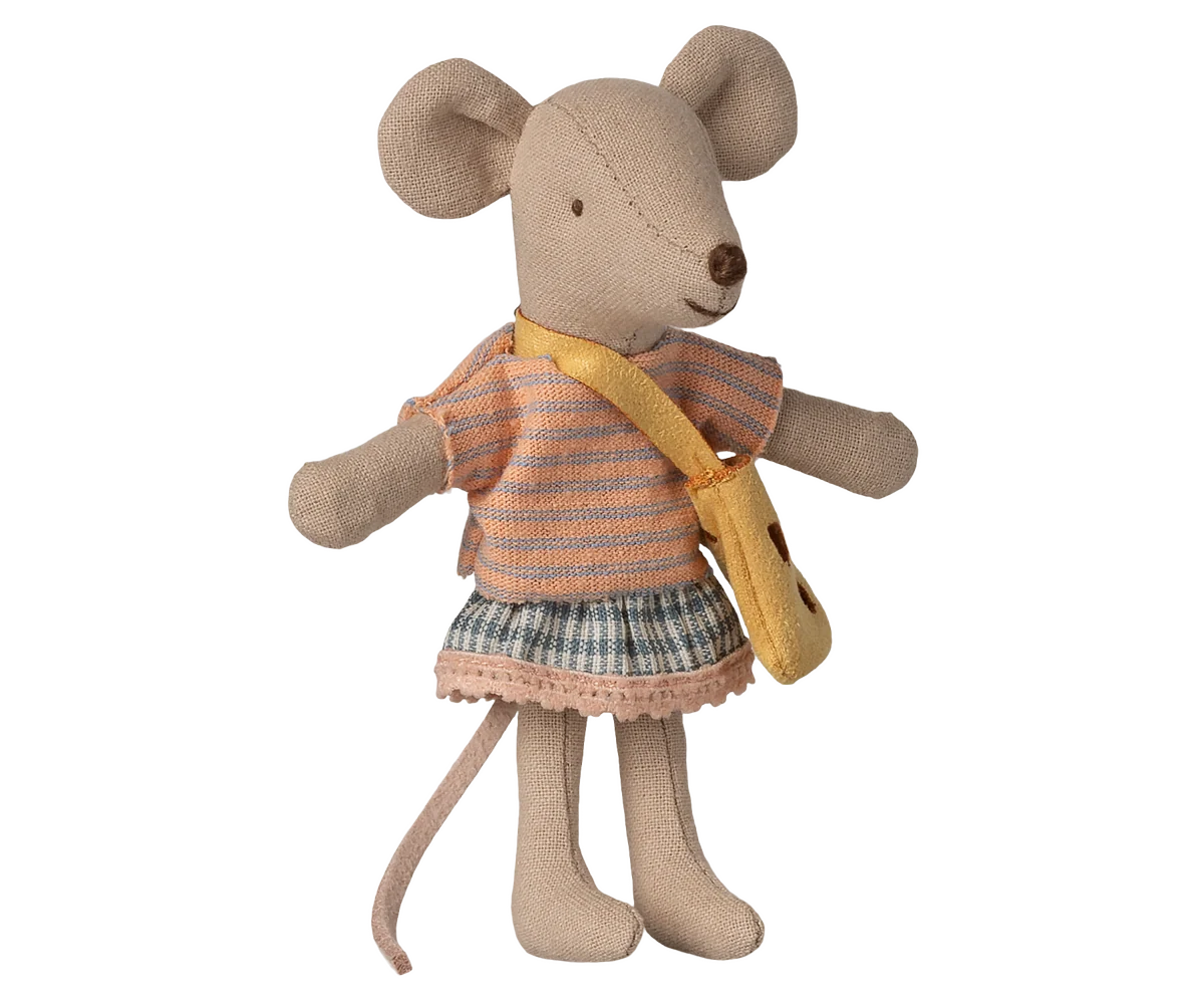 Kleine Schwester Maus mit Tasche