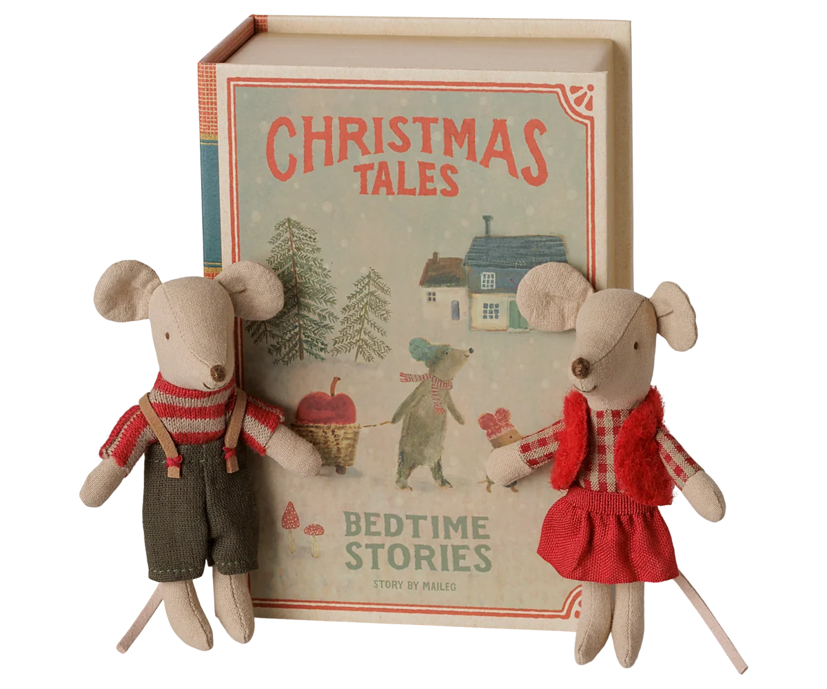 Weihnachts-Zwillingsmäuse, kleine Schwester und Bruder im Buch